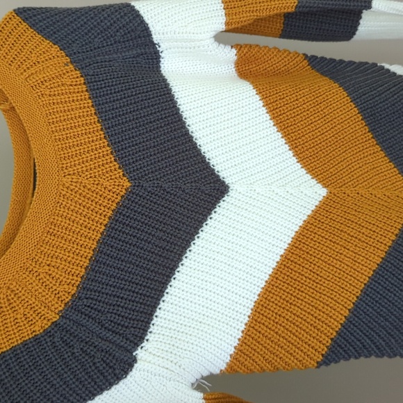 Derek Heart Small Ladies Sweater - Picture 4 of 5